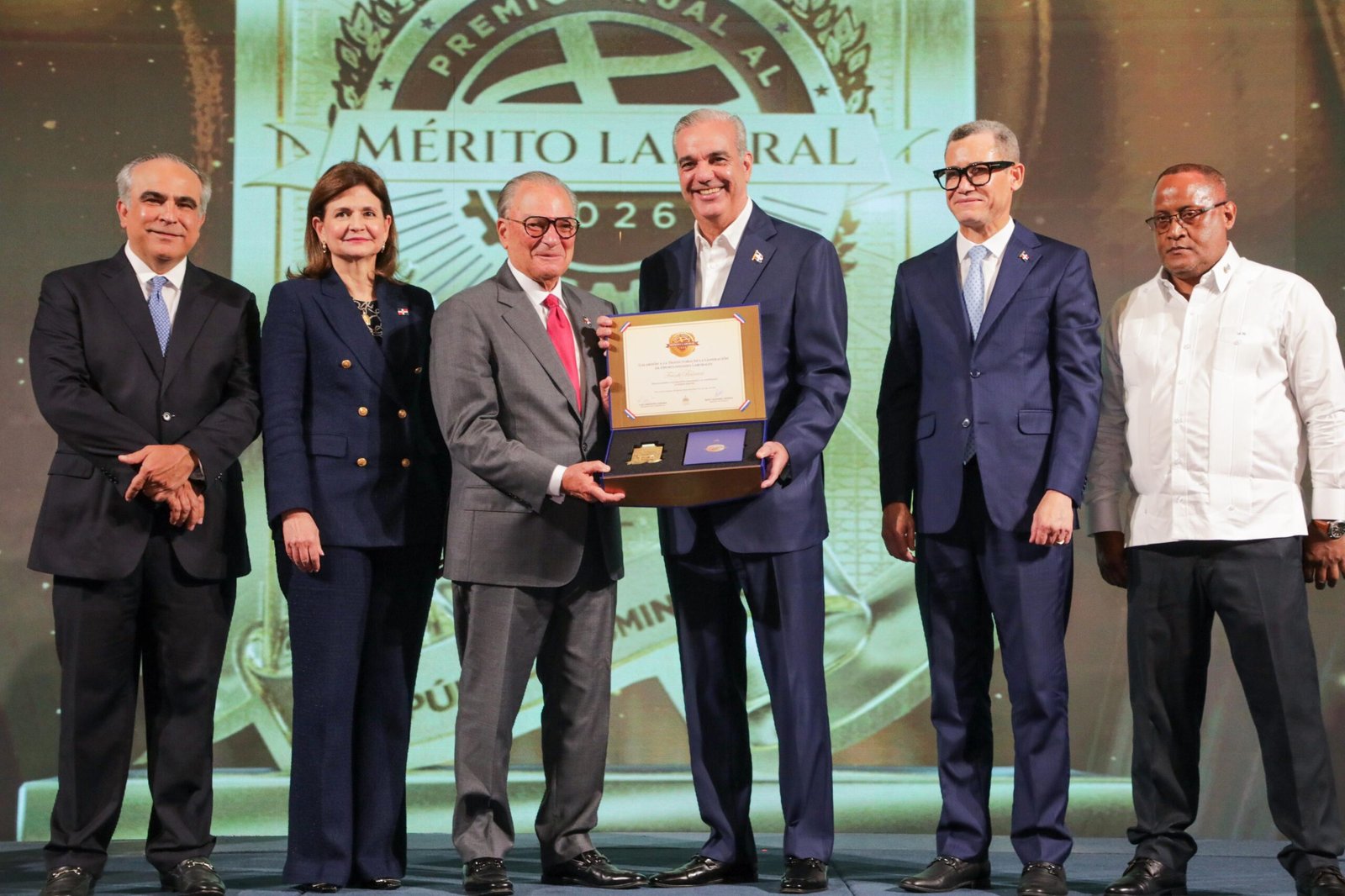 Presidente Luis Abinader encabeza primera edición del Premio Anual al Mérito Laboral junto a empresarios y sindicalistas.