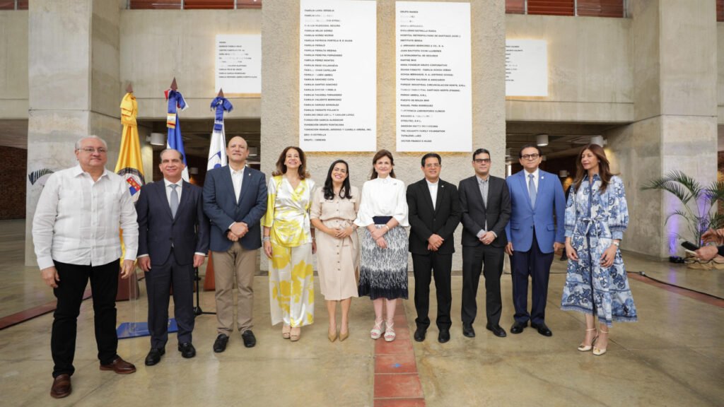 Raquel Peña en mural de Guardianes de la Academia de la PUCMM