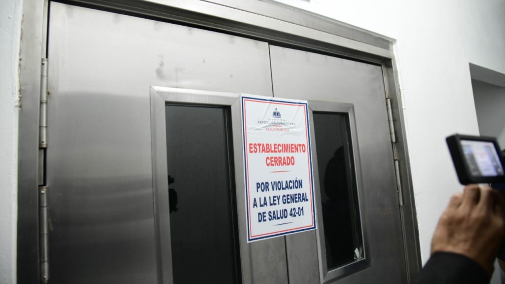 Ministerio de Salud Pública cierra centros de salud y estéticas por incumplir normas sanitarias.