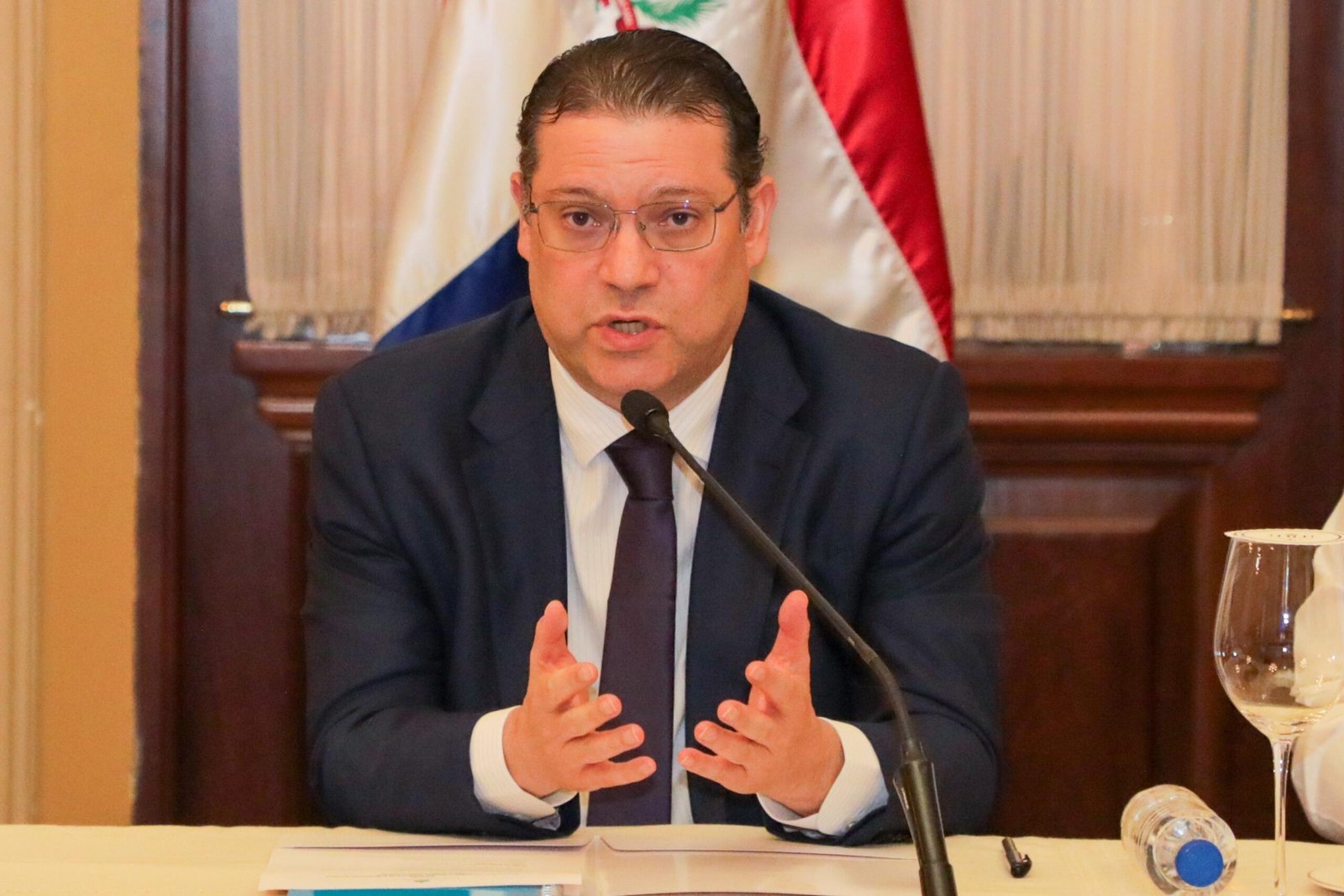 El Gobierno anunció una mesa permanente con transportistas y una inversión adicional cercana a RD$800 millones para evitar aumentos en el pasaje.