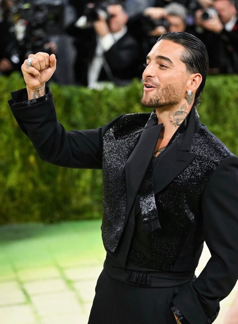 Maluma habla de familia y nueva música durante su paso por la alfombra roja de la Met Gala.
