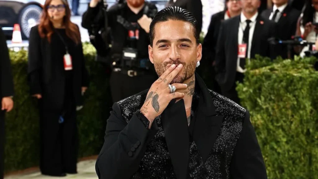 Maluma habla de familia y nueva música durante su paso por la alfombra roja de la Met Gala.