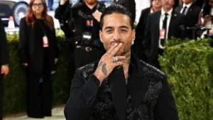 Maluma habla de familia y nueva música durante su paso por la alfombra roja de la Met Gala.